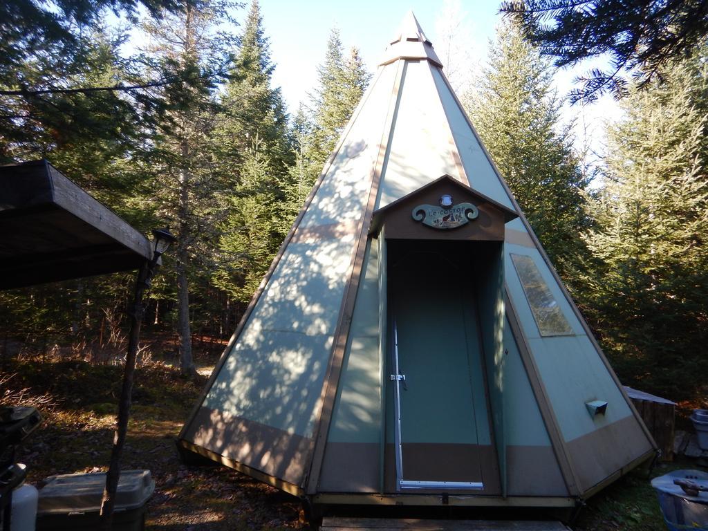 Aux Tipis De La Riviere Sauvage Villa Saint Romain Exterior photo